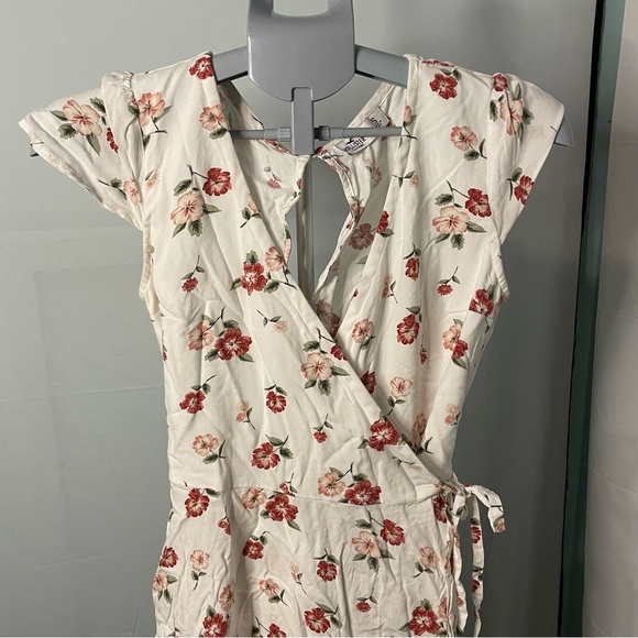 Hollister floral romper size small - Picture 2 of 9